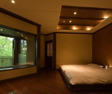 Low platform bed and large forest-view window at Sansuikaku auberge des hauts plateaux de Nasu Tochigi