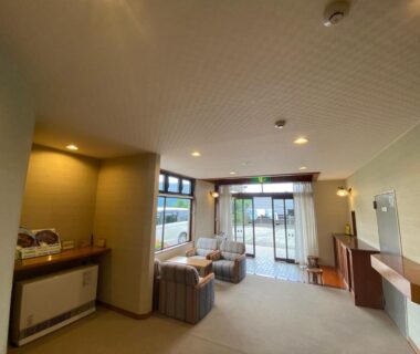 Spacious lobby with sofas, reception desk and large windows at 金閣莊 in Kanagawa, Kantō