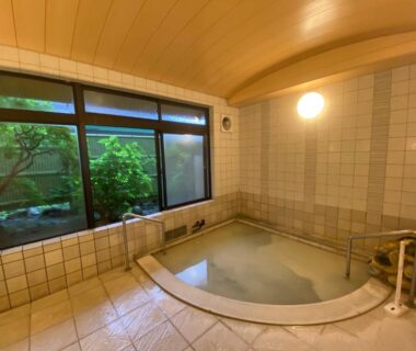 Indoor tiled bath with garden-facing window at 金閣莊, Kanagawa, Kantō, Japan