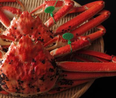 Cooked red crab on a woven tray, seafood presentation at Sumihei in Taiza Onsen, Kyoto