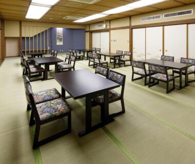 Tatami dining room at Miyabitake with low tables, cushioned chairs and sliding fusuma in Kanagawa