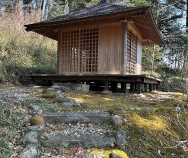 Small wooden pavilion with lattice doors, stone steps and moss, Kaze no Sawa, Miyagi, Tōhoku, Japan