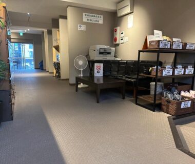 Corridor with shoe shelves and slippers at Hôtel Ekihon Building, 2e étage in Niigata, Chūbu, Japan