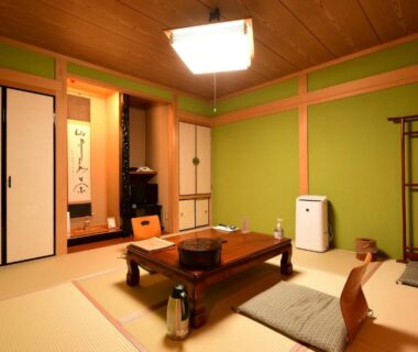 Tatami room with low wooden table, zabuton and tokonoma at Koyasan Shukubo Fudoin in Wakayama Kansai