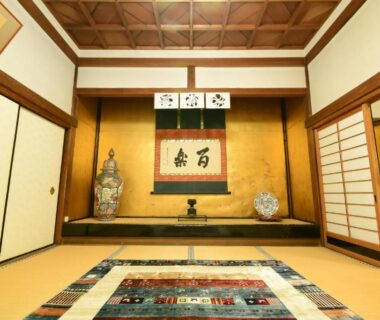 Tatami room with tokonoma, statue and shoji screens at Koyasan Shukubo Komyoin, Wakayama