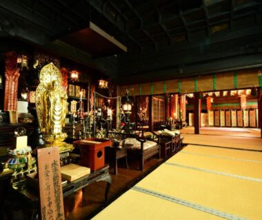 Interior temple hall with tatami mats, Buddhist altar and statues at Hojoin shukubo in Koyasan, Wakayama