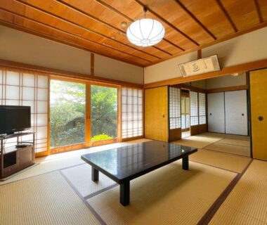 Traditional tatami room with low table, shoji sliding doors and garden view at Koyasan Shukubo Hojoin Wakayama