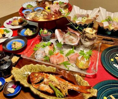 Assorted sashimi and grilled fish served at 鵜原館 in Chiba