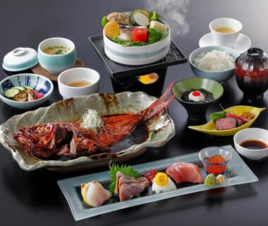Grilled fish, sashimi, rice and side dishes served at 黒潮の宿 臨海荘, Chiba ryokan